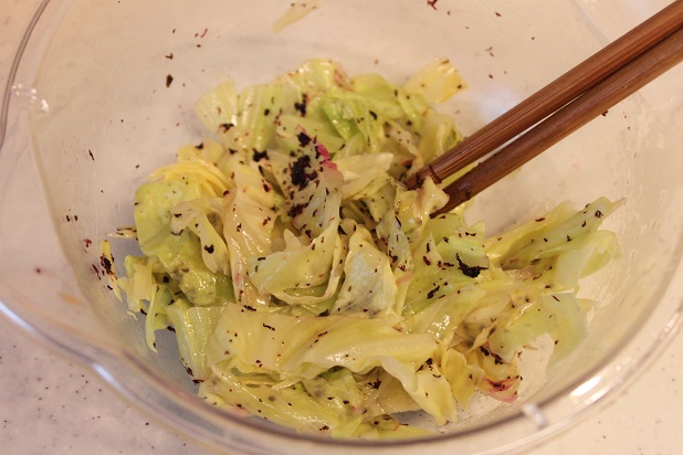 ラップをして電子レンジで2分加熱し、全体を混ぜて水分をとばす。