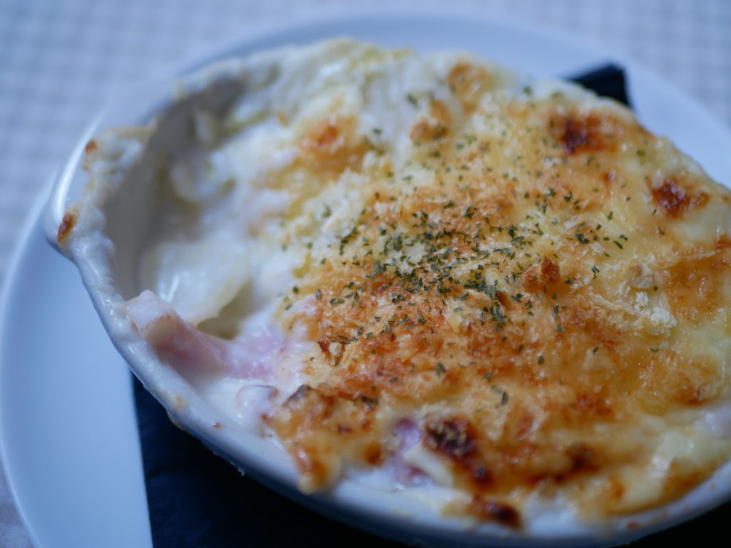 表面カリカリ、中はとろとろ!具材2つで簡単おいしい「白菜グラタン」