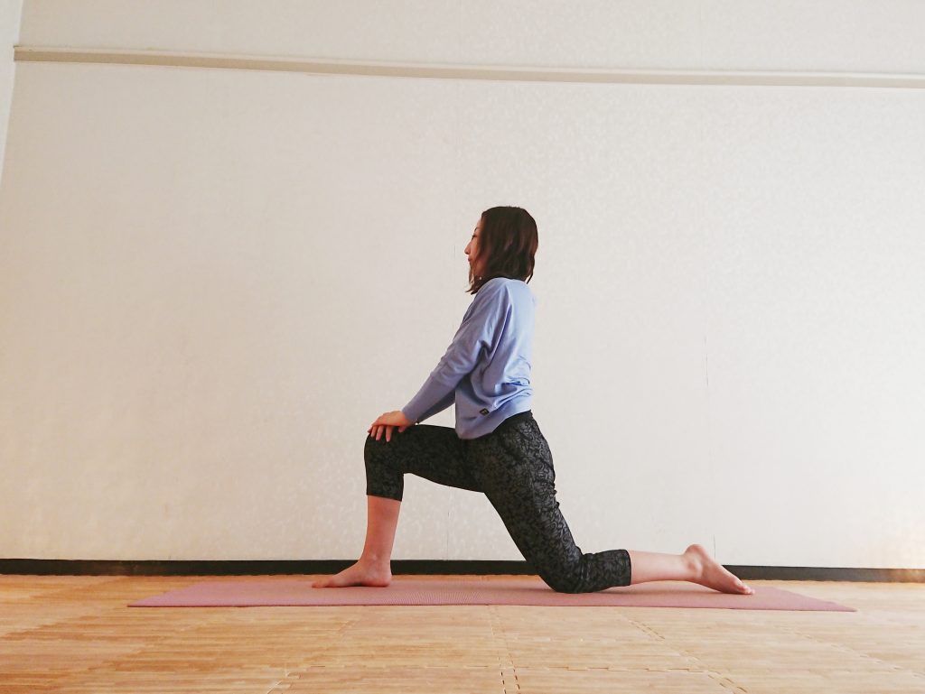 太もも＆腰まわりを引き締め！足の疲れもとれるヨガ「三日月のポーズ」