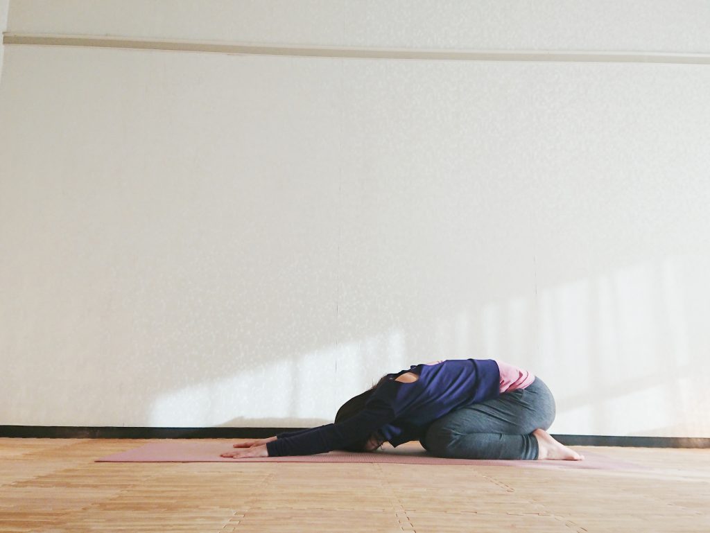 お尻を後ろに引き、正座の姿勢から両手を前に伸ばします。