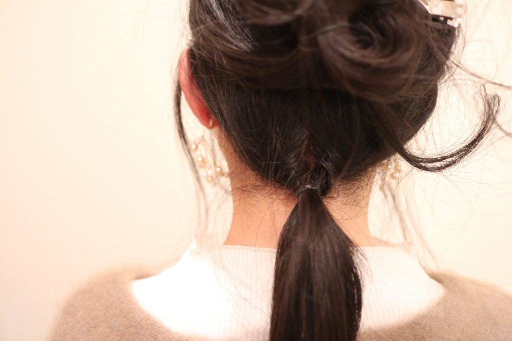 襟足の髪をまとめ、下から上に通して逆くるりんぱします。