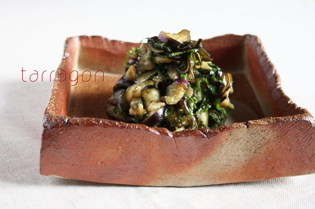 朝ごはんの箸休めに♪火を使わず和えるだけで簡単「なすの香味サラダ」