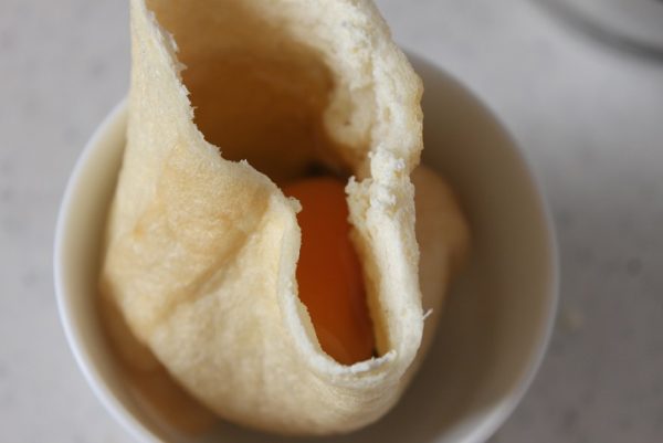 卵も割りいれ、上部を楊枝等でとめる。