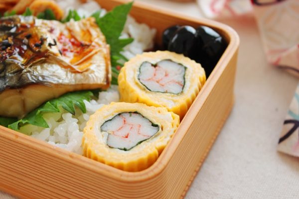 定番おかずをちょっとおめかし♪「カニカマと大葉の卵焼き」弁当