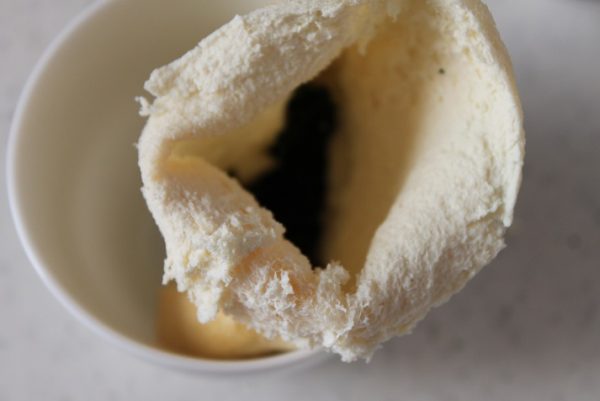 コップ等の器に半分に切った揚げを入れて、わかめを分け入れる。