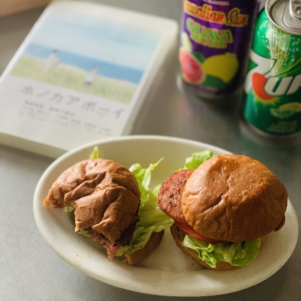 映画『ホノカアボーイ』を観ながら食べたい♪甘いパンで作る「BLTサンド」