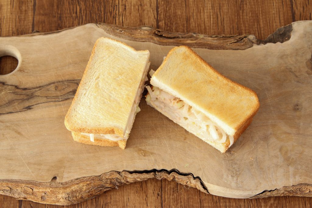 大根の大量消費に！ポリポリ食感にハマる「大根ツナマヨサンドイッチ」