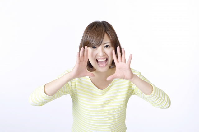 呼びかける女性