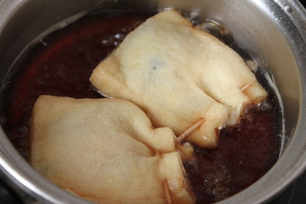 小鍋に(A)を入れて強めの中火で熱し、(4)を入れる。