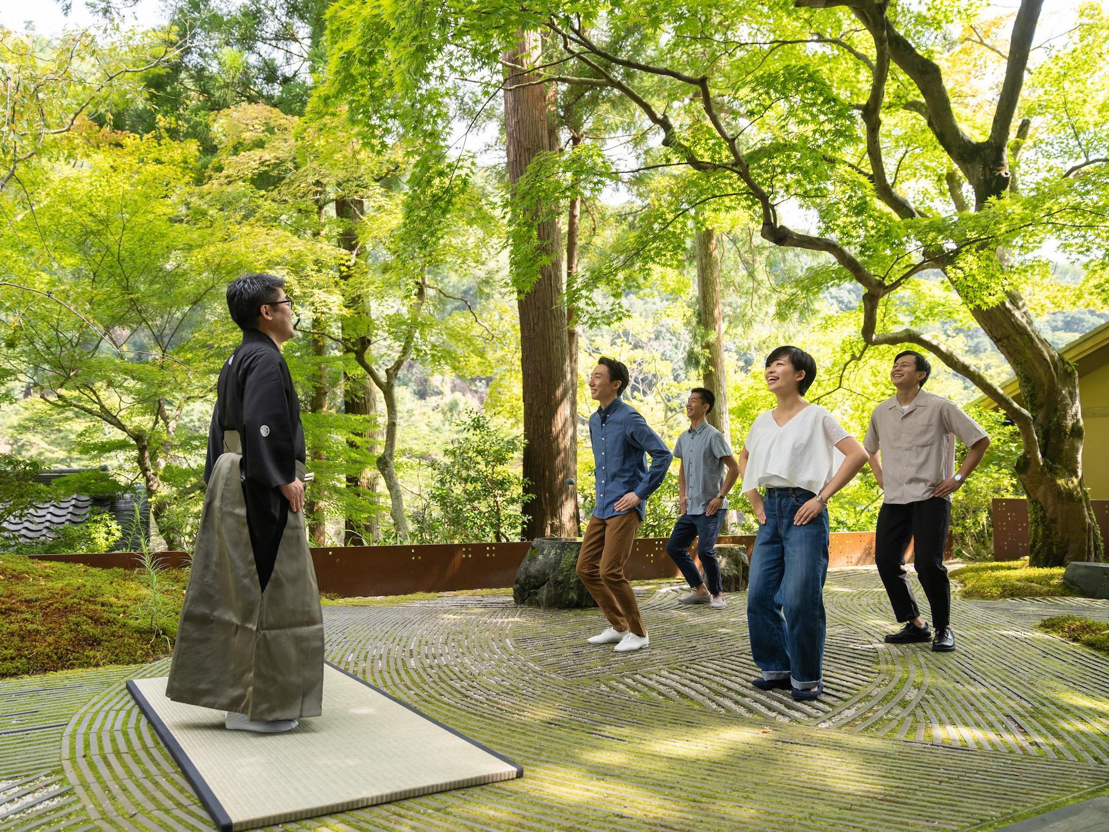 【京都・奥嵐山】日々の疲れを大声で笑い飛ばそう！「新緑の青空狂言」＠星のや京都