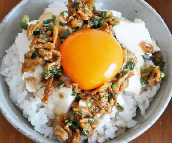 時短でマンネリ解消！のっけるだけで簡単「朝どんぶり」レシピ4選