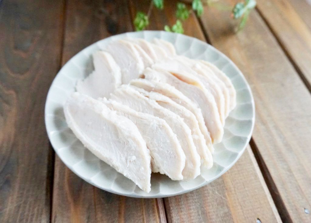 ヨーグルト漬けでしっとり柔らか！鶏むね肉で簡単「鶏ハム」の作り置き