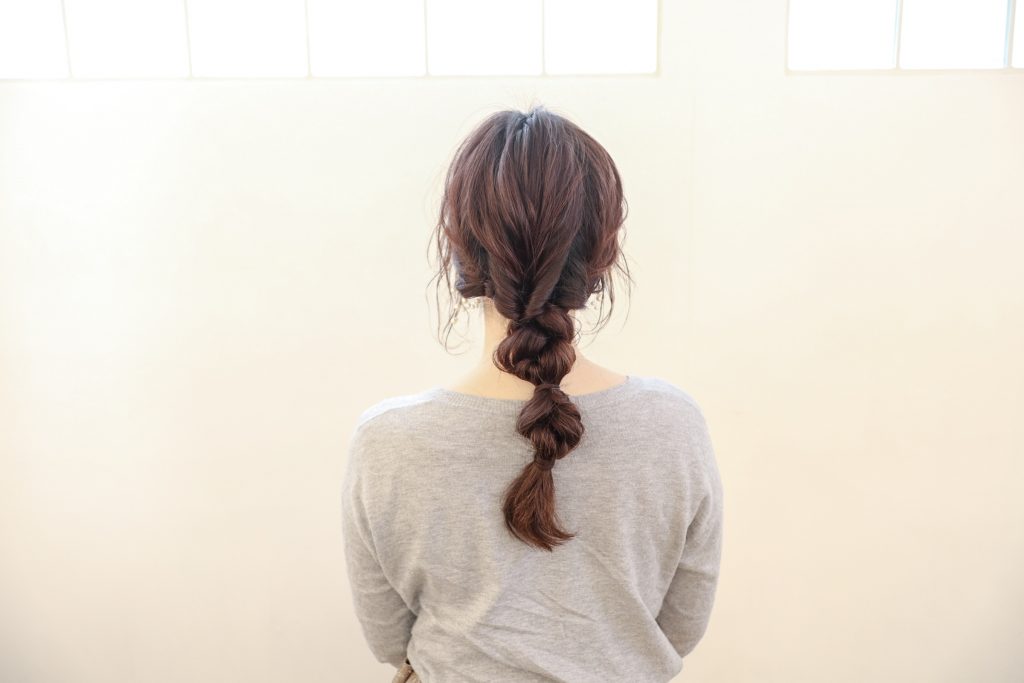 簡単でおしゃれ!ゆるふわ編みおろしヘアアレンジ