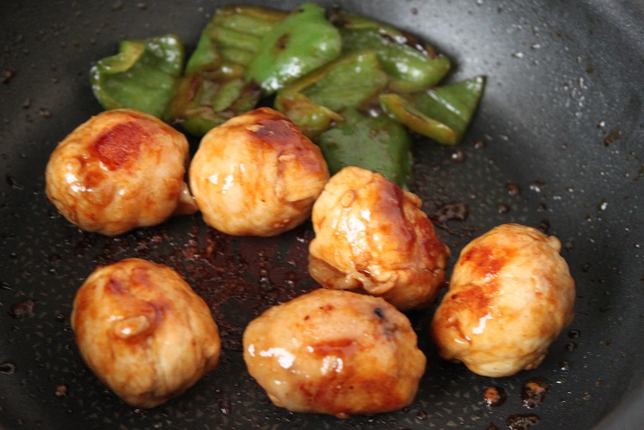 簡単おいしいカレー照り焼き味!「うずら卵の肉巻き」