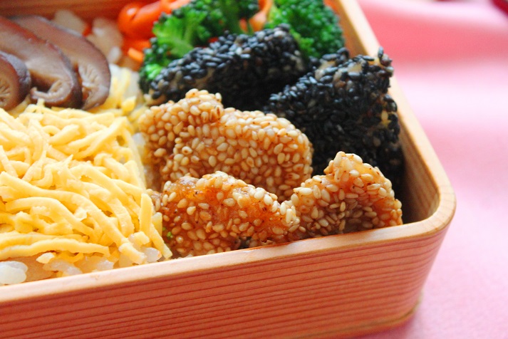 とっても簡単!お花見にもぴったり「鶏ささみのごま衣」のお弁当
