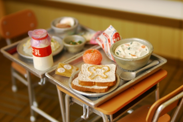 盛り上がること間違いなし!?懐かしの給食が食べられる居酒屋「6年4組渋谷分校」