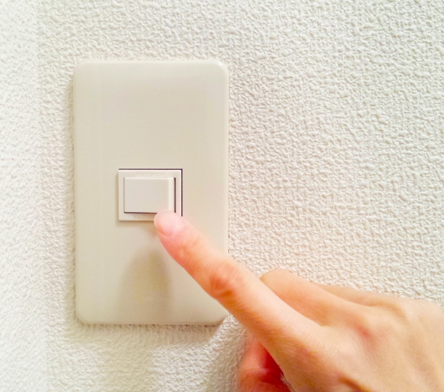 部屋の電気を消す