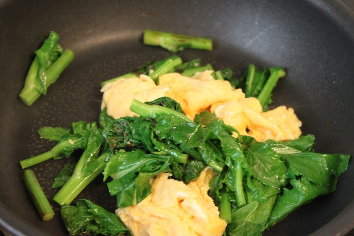 菜の花と卵を炒める