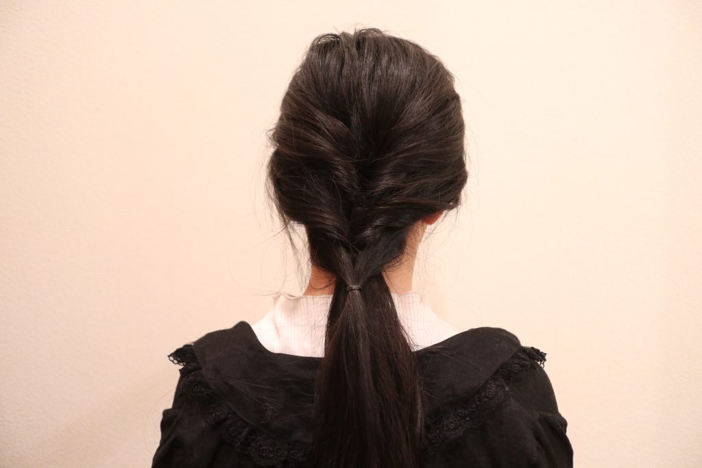 残りの髪を結び、くるりんぱします。