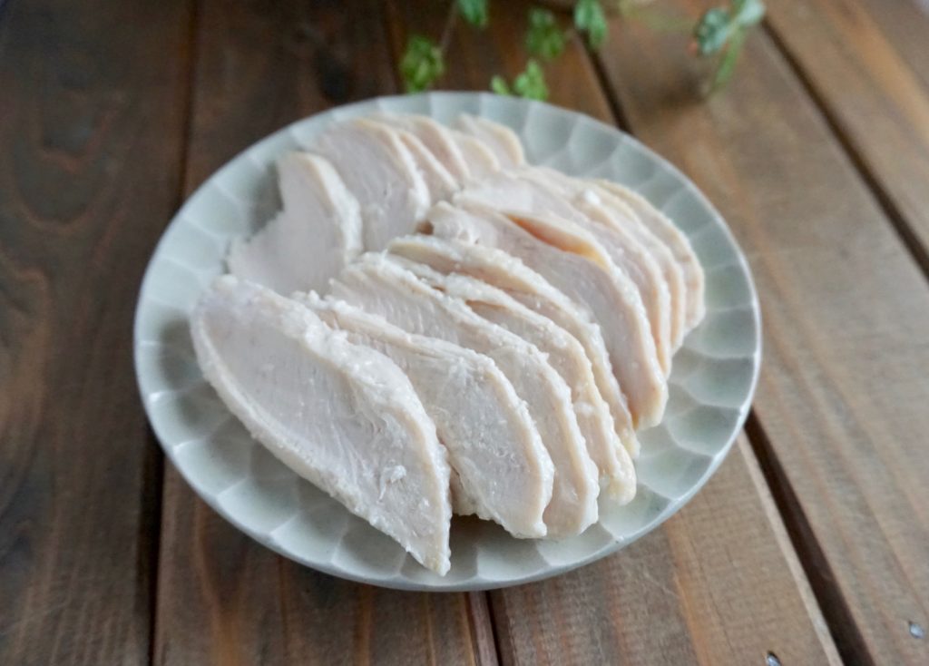 ヨーグルト漬けでしっとり柔らか！鶏むね肉で簡単「鶏ハム」の作り置き