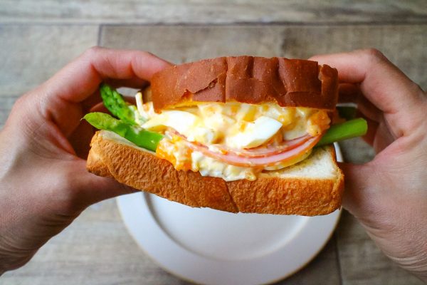 1枚の食パンで簡単！持ち運びも便利なサンドイッチケース 「折るサンド」