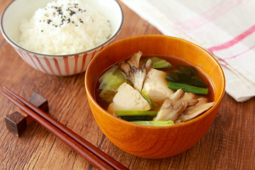 忙しい朝はレンチンで時短!包丁いらずで具だくさん「レンジ味噌汁」