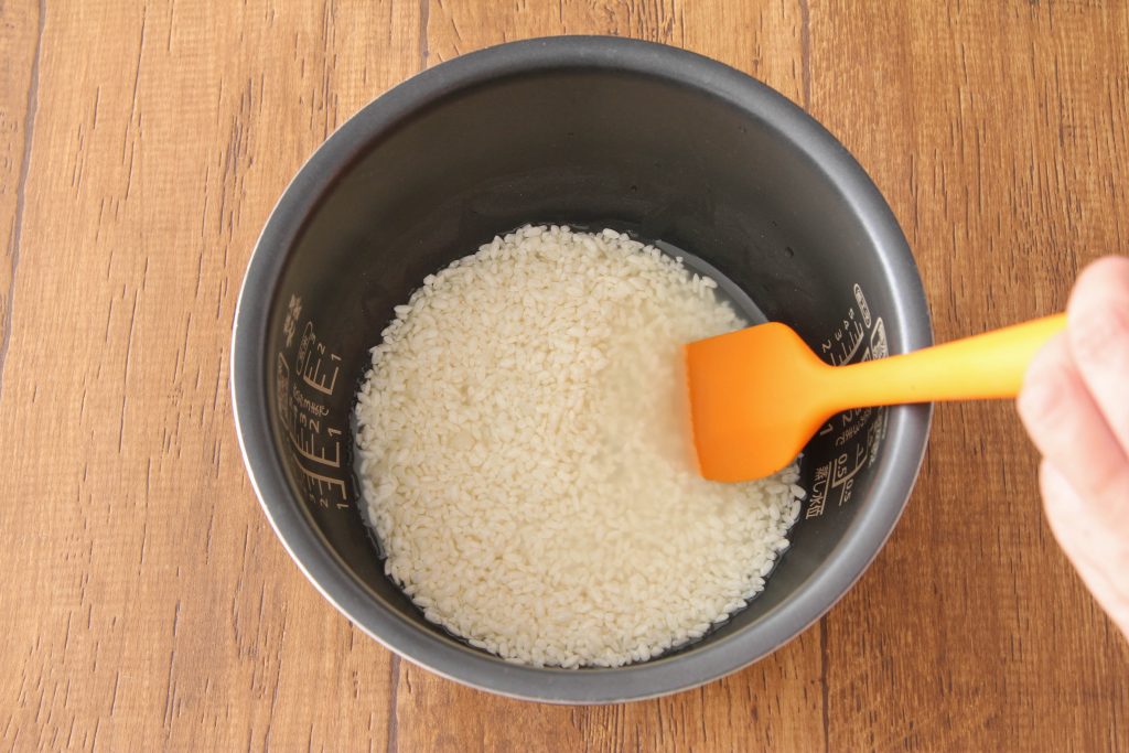 炊飯器のお釜、米麹、お湯