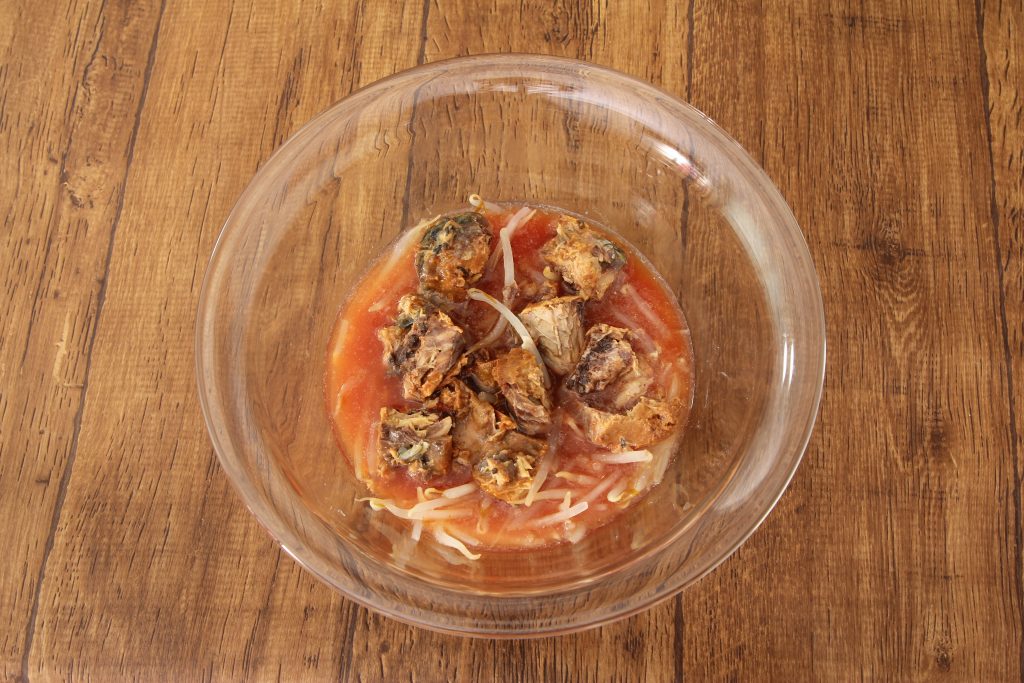 レンジで簡単！サバ缶と冷凍もやしのスープごはん
