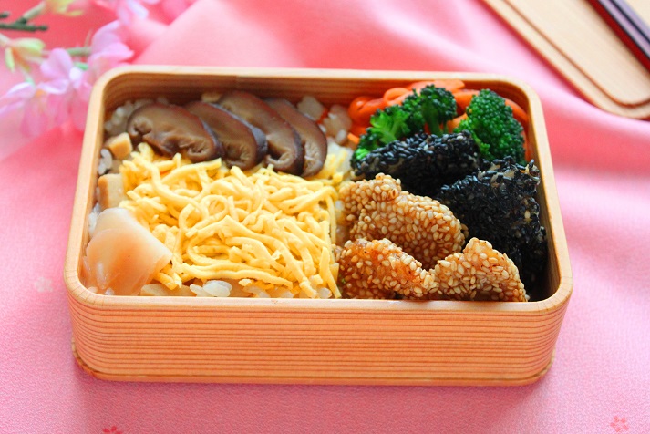とっても簡単!お花見にもぴったり「鶏ささみのごま衣」のお弁当