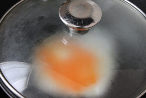 急ぐ場合はフライパンの蓋をすると早く火が通ります