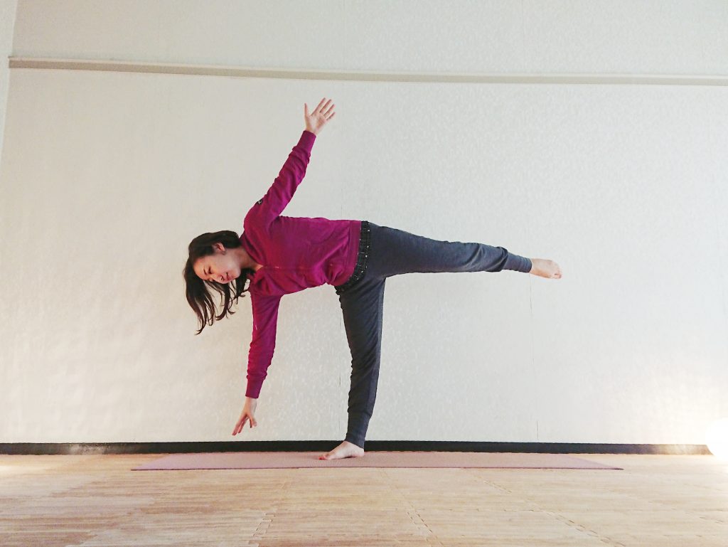 体幹を鍛えてボディメイク!壁を使ってチャレンジしたい「半月のポーズ」
