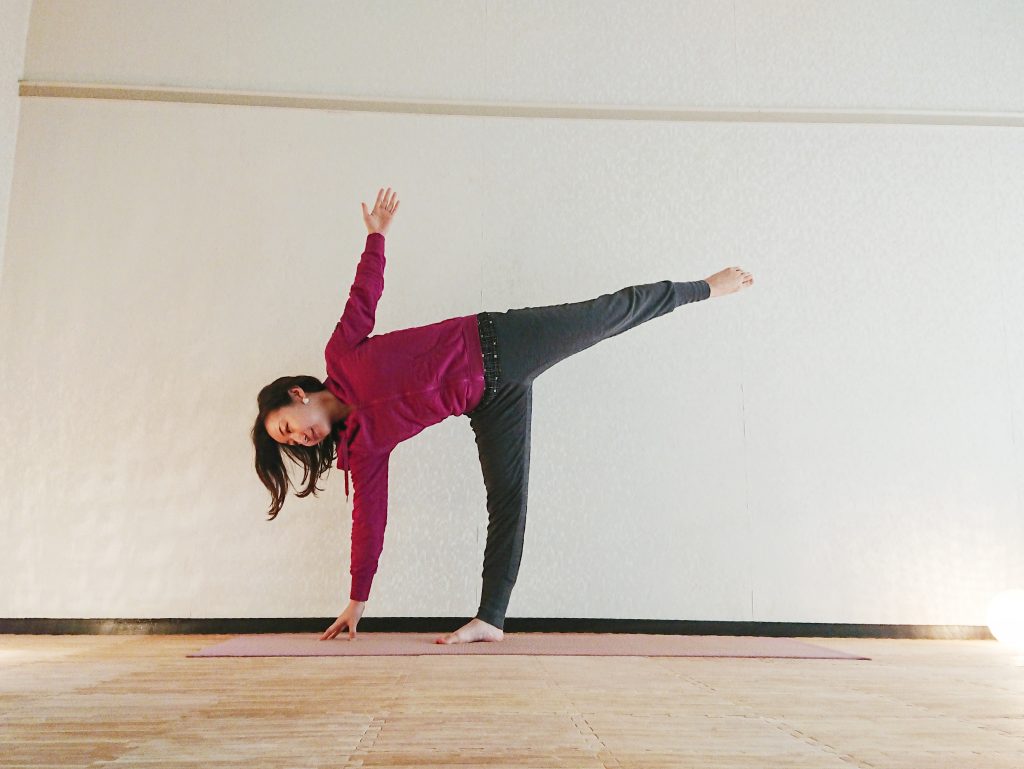 体幹を鍛えてボディメイク!壁を使ってチャレンジしたい「半月のポーズ」