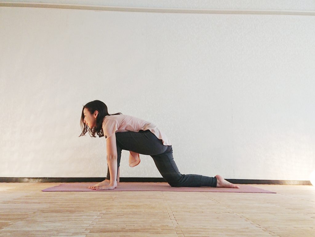 春はデトックスの季節。老廃物を排出する「ねじった三日月のポーズ」