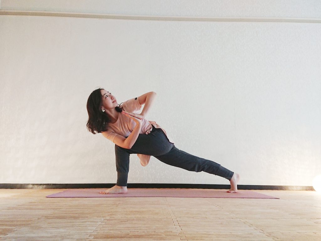 春はデトックスの季節。老廃物を排出する「ねじった三日月のポーズ」