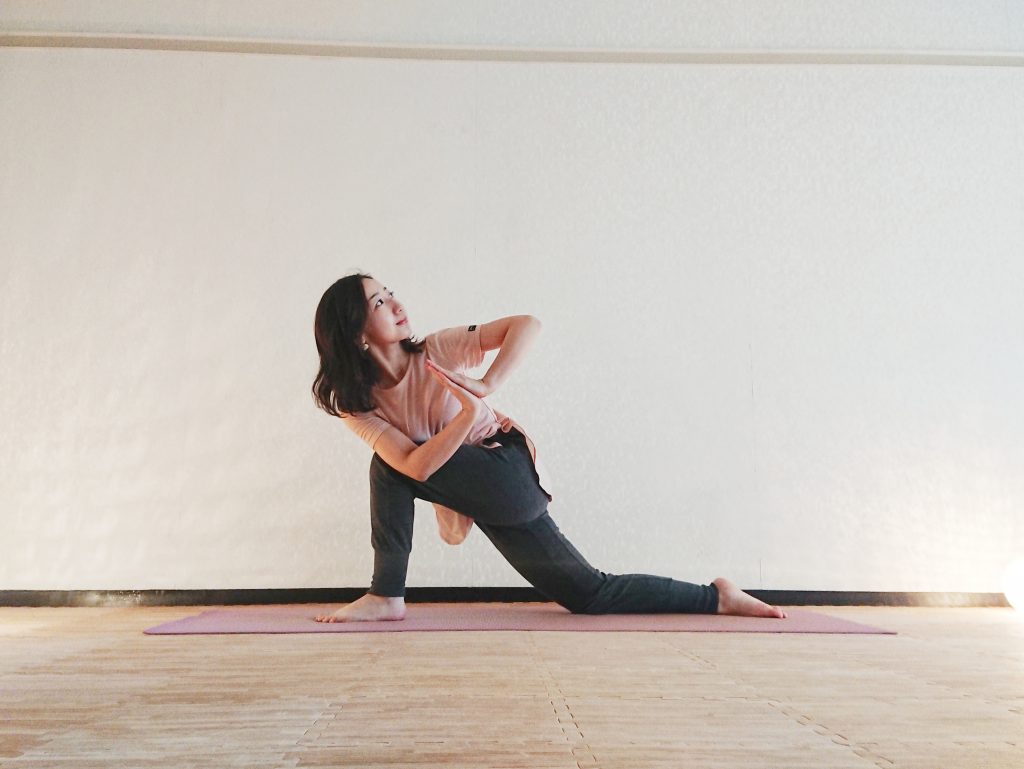 春はデトックスの季節。老廃物を排出する「ねじった三日月のポーズ」