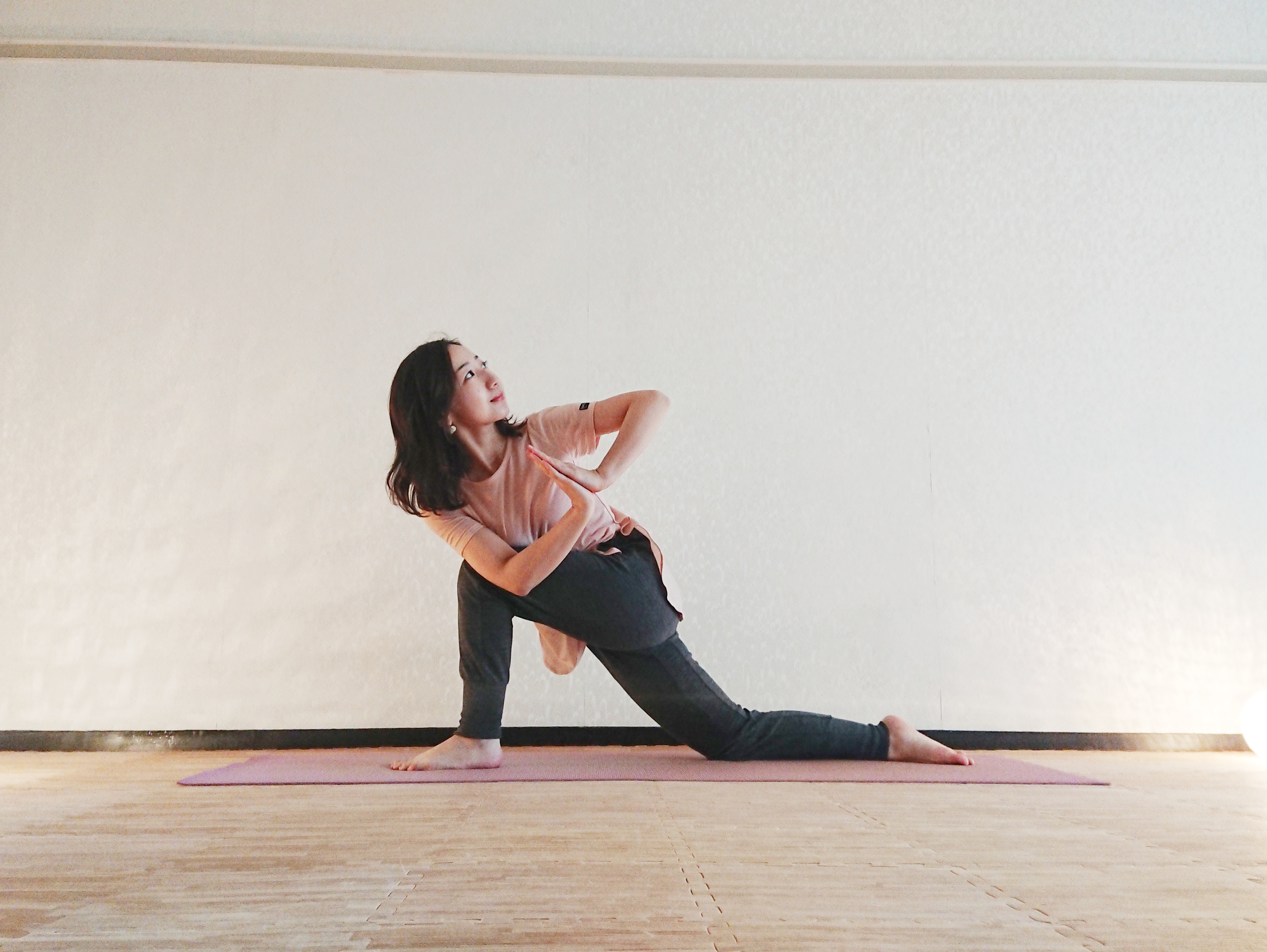 春はデトックスの季節。老廃物を排出する「ねじった三日月のポーズ」