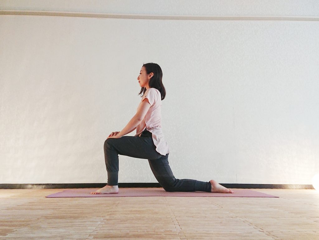 春はデトックスの季節。老廃物を排出する「ねじった三日月のポーズ」