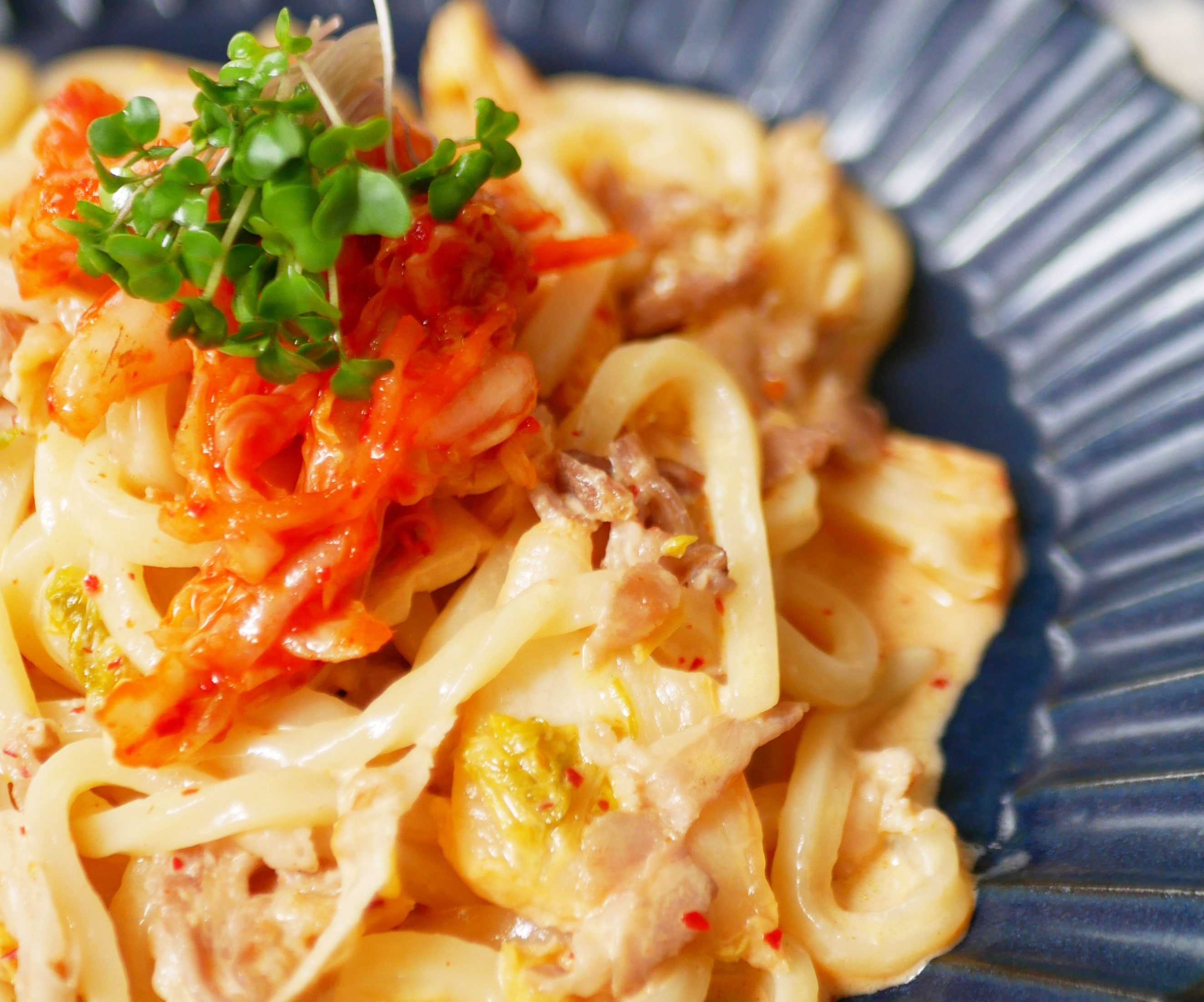 冷凍うどんで簡単！やみつきになる「クリーミーな豚キムチうどん」