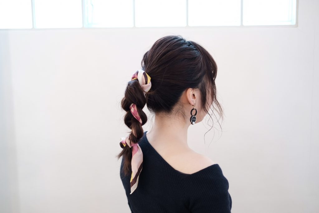 スカーフを使ってプチイメチェン！春の簡単ヘアアレンジ
