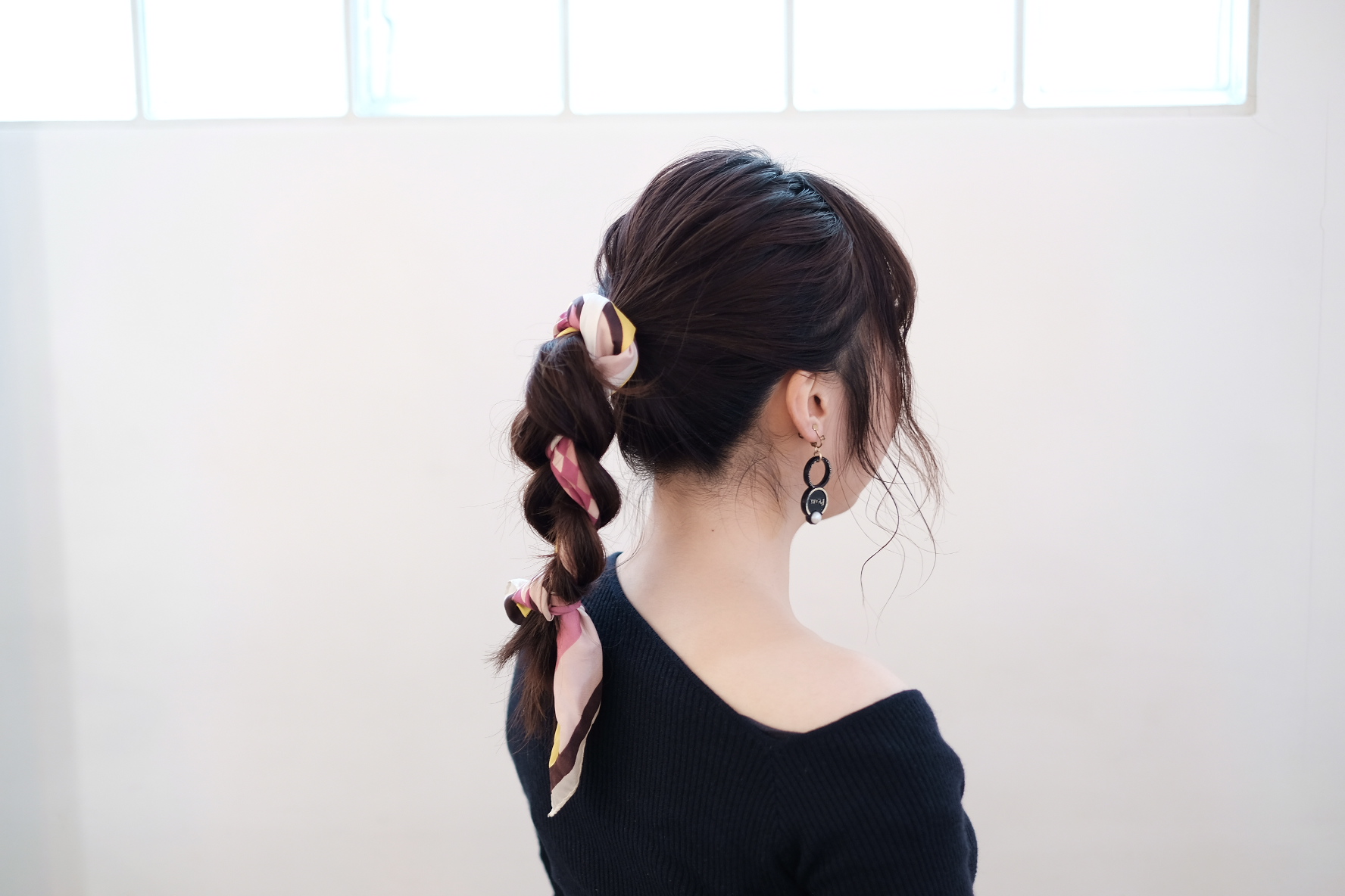 スカーフを使って簡単イメチェン！おしゃれ上級者ヘアアレンジの作り方