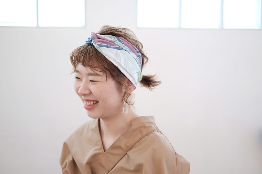 いつものボブがぐんとおしゃれに！巻くだけ簡単「スカーフ」ヘアアレンジ術