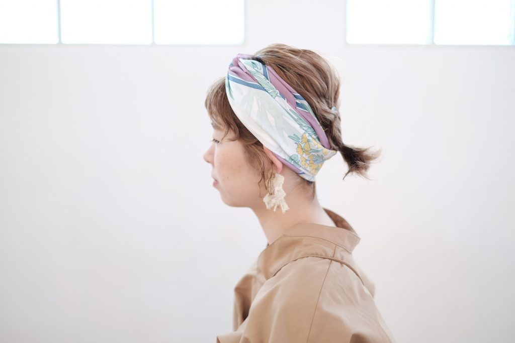 いつものボブがぐんとおしゃれに！巻くだけ簡単「スカーフ」ヘアアレンジ術