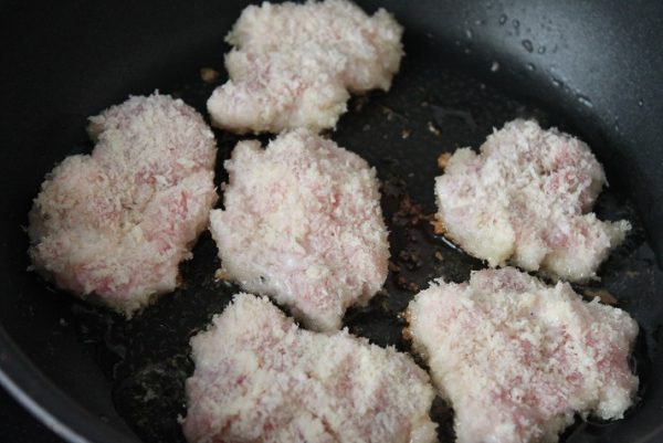 豚こま切れ肉のカツを揚げ焼き
