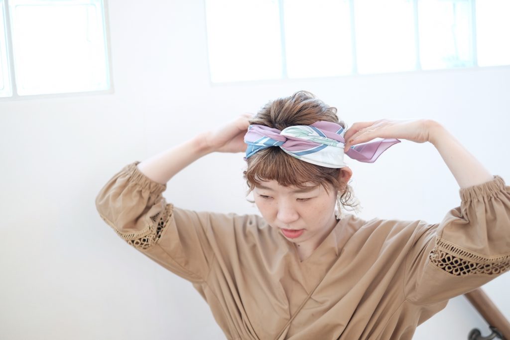 いつものボブがぐんとおしゃれに！巻くだけ簡単「スカーフ」ヘアアレンジ術