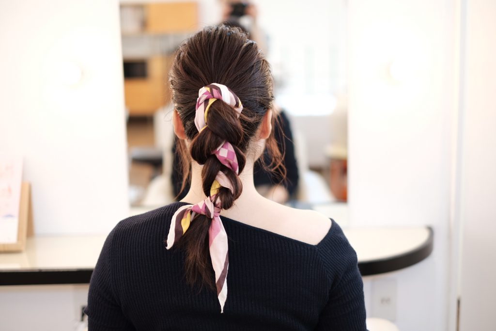 スカーフを使ってプチイメチェン！春の簡単ヘアアレンジ