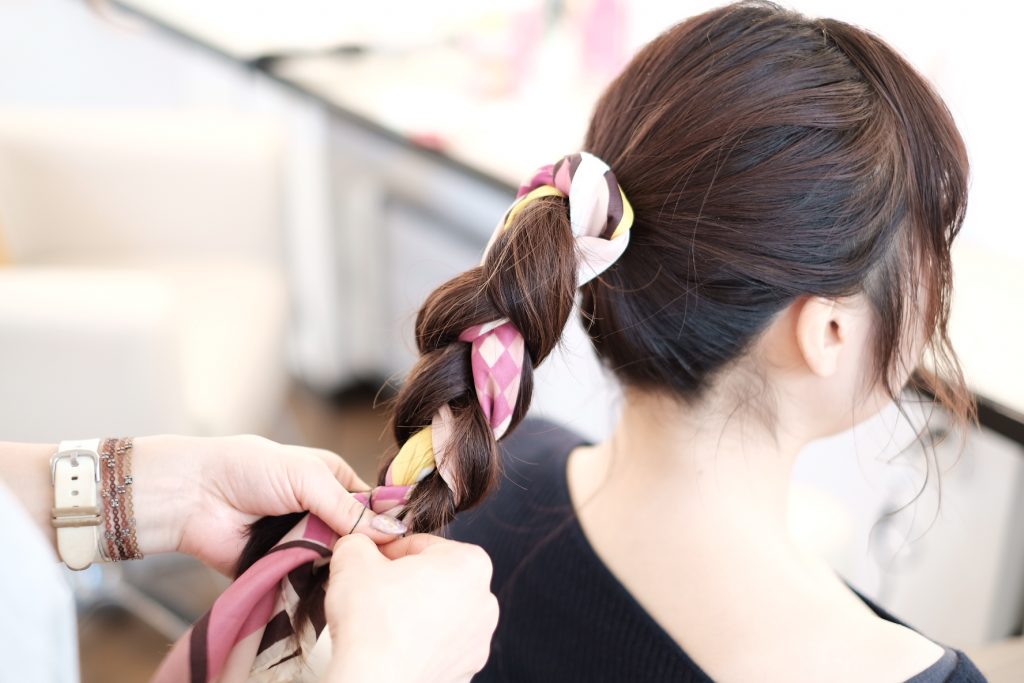 スカーフを使ってプチイメチェン！春の簡単ヘアアレンジ