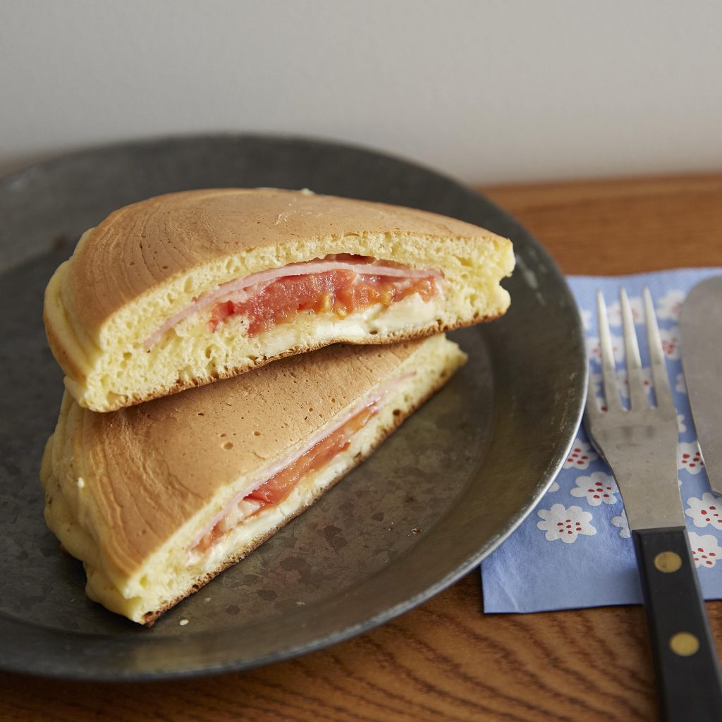 ハムとトマトとクリチのホットケーキサンド