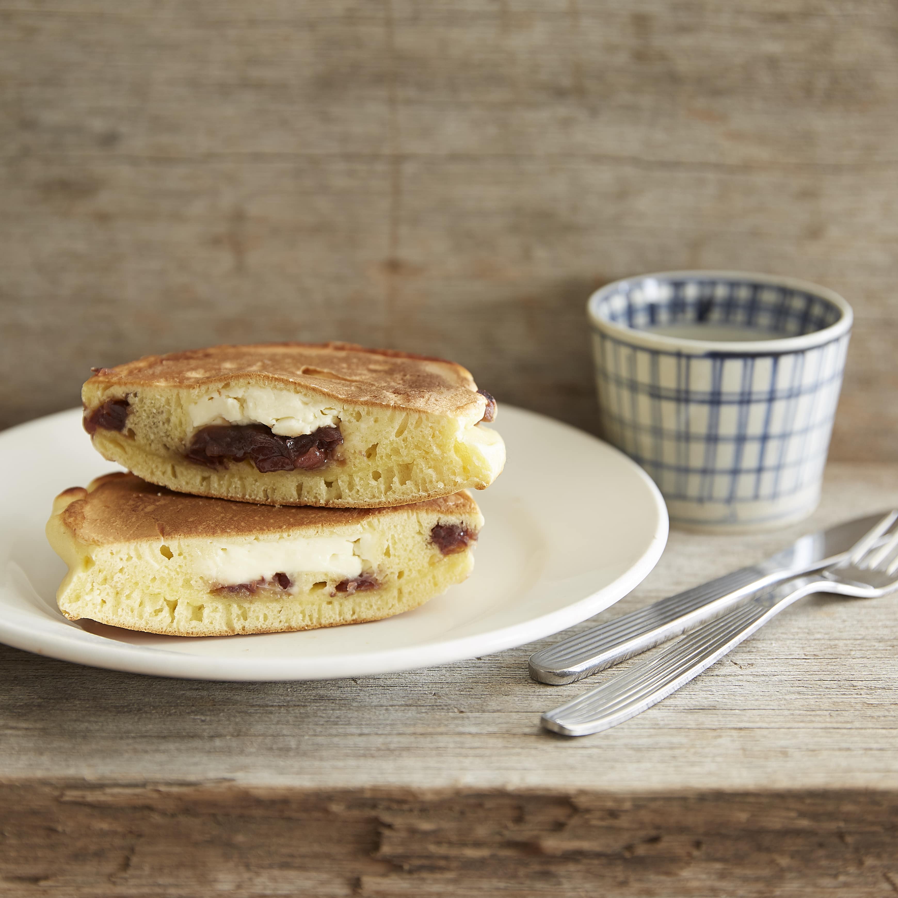 簡単変わり種レシピ！あんことクリームチーズの「ホットケーキサンド」