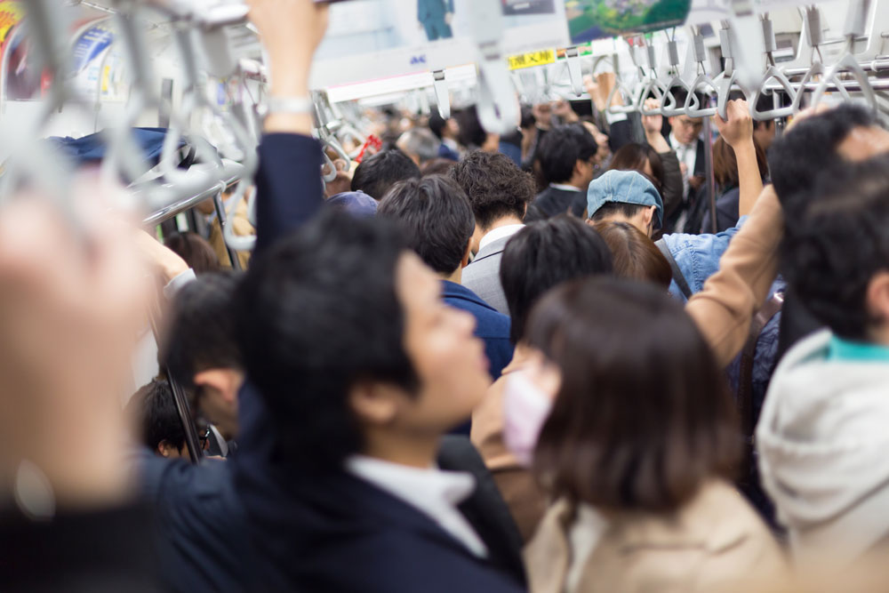 朝の満員電車の車内