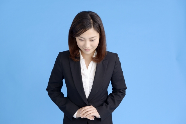 お辞儀する女性
